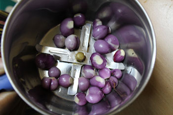 Tomato-chutney-recipe-peeled-onions