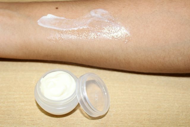 Homemade sunscreen lotion-application