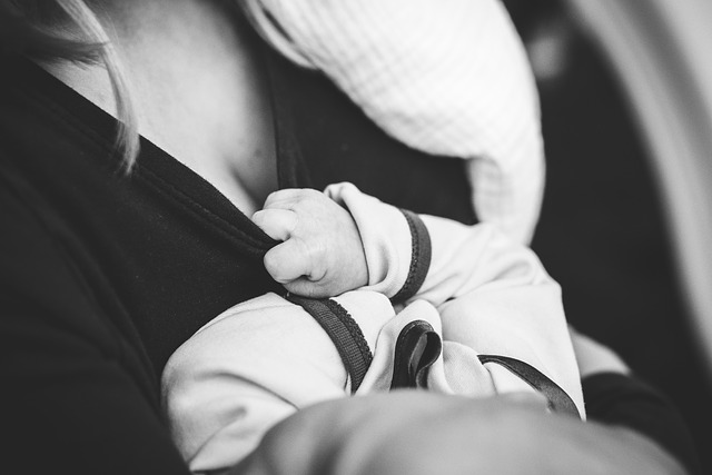 How extended breastfeeding benefits you and the baby (and the cons!) 3