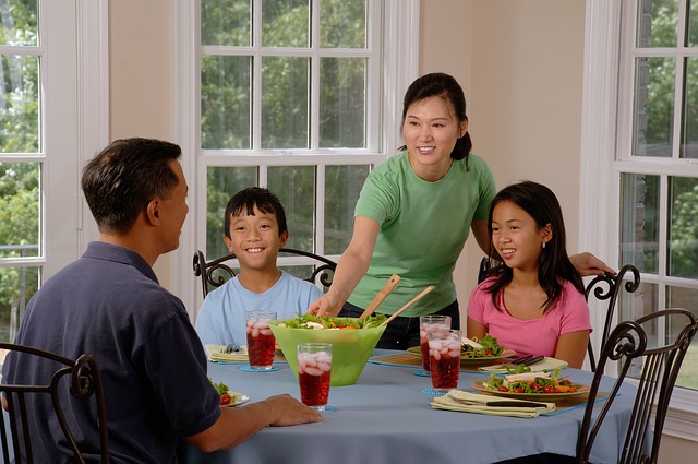 Easy ways to make your kids eat healthy 5 Serve food family style