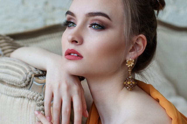 Step-by-step guide to apply lipstick 5 Applying Lipstick to Small Lips