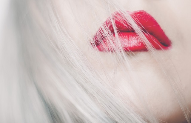 Step-by-step guide to apply lipstick 1 Step-by-step guide to apply lipstick