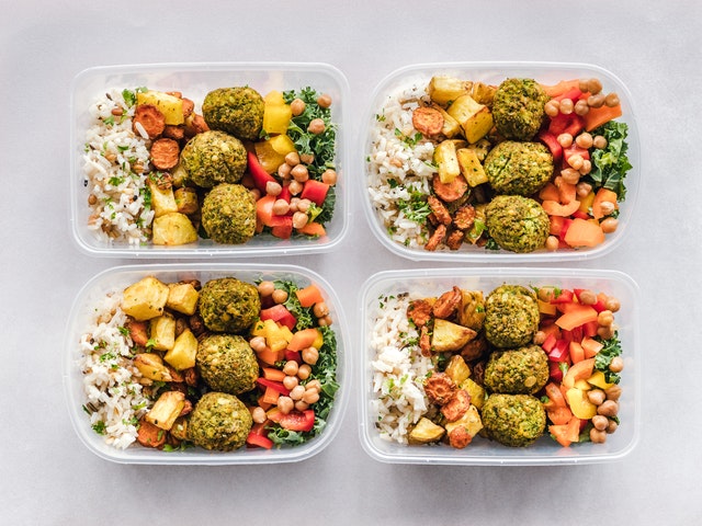 Is it safe to microwave your food? What you should know! 3 Microwaving in plastic containers makes the food toxic