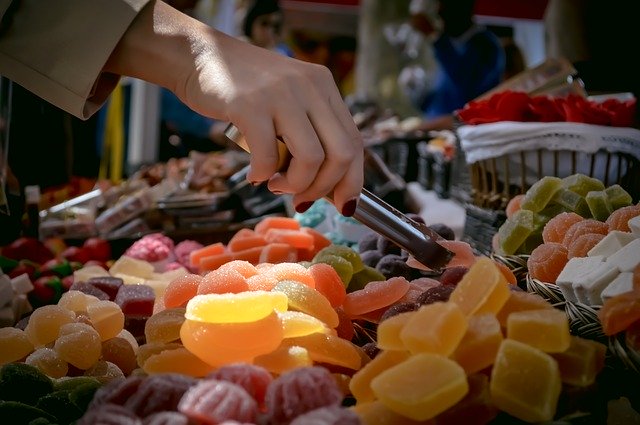 7 Bad Habits Ruining Your Teeth 3 Taking sugary food and drinks